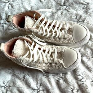 ￼ cream, Sherpa, Converse All-Star size 6 lightly worn.